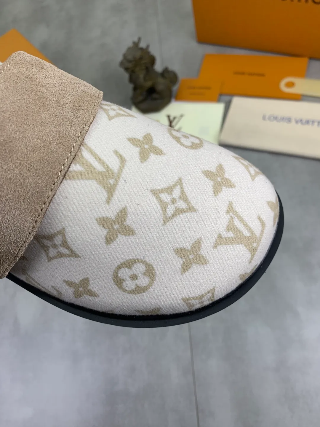 Men's Men's Shoes P480 New Couple Style LV Louis Vuitton L Family Donkey Brand Latest Easy Series Birkenstock Baotou Thick Sole Wool Slippers Sandals Original purchase, development and production This LV Easy sandal is made of suede cow leather, with Monogram pattern to highlight the trendy style. Adjustable straps with illuminated LV letters, flexible insoles and micro outsoles provide a light and comfortable experience. Exquisite packaging at the delivery counter 🛍📦 ▪️Fabric: Original custom imported first-layer cowhide ▪️Inner lining: Original customized warm wool lining ▪️Outsole: Original open-molded rubber foam material ▪️Sole thickness: 4CM ▪️Size: Men and women 35-45